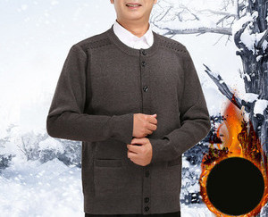 Új modell kötött mellény kerek nyakkivágással és gombokkal