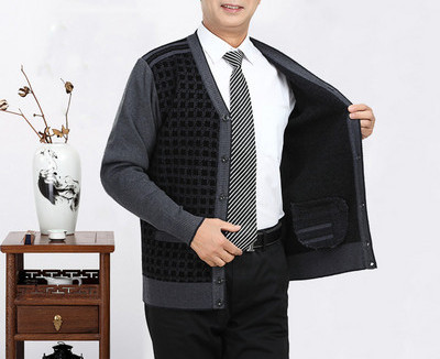 Új modell férfi kötött mellény gombokkal és spitz nyakkivágással