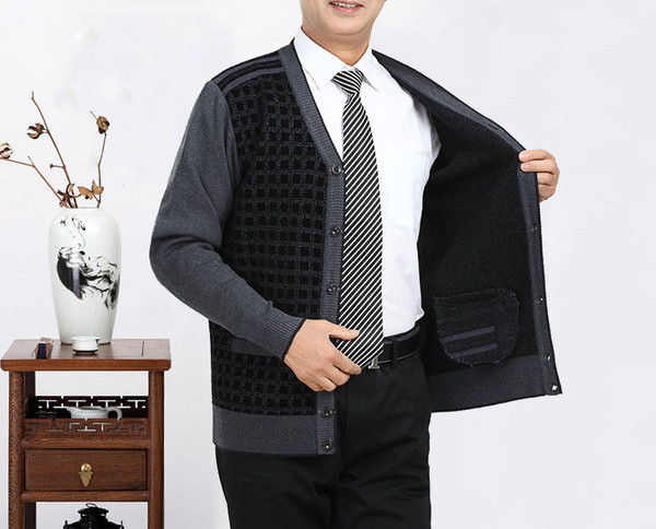 Új modell férfi kötött mellény gombokkal és spitz nyakkivágással