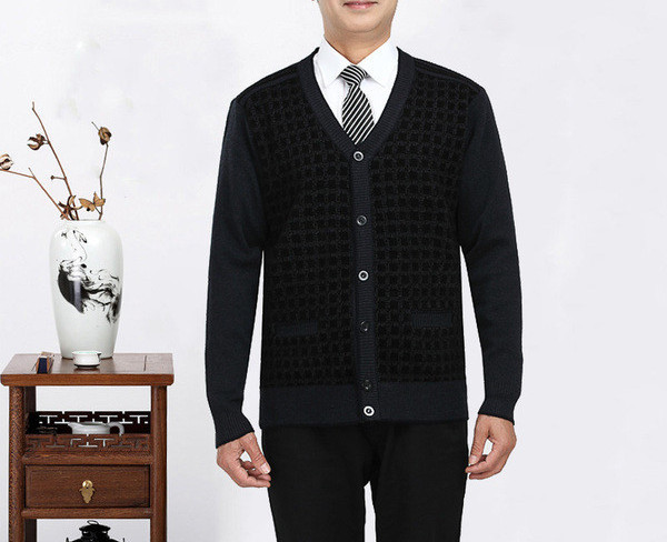 Új modell férfi kötött mellény gombokkal és spitz nyakkivágással