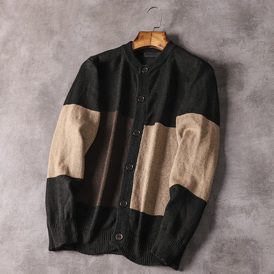 Kötött férfi kardigán gombokkal és kerek nyakkivágással