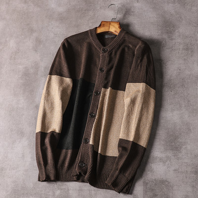 Kötött férfi kardigán gombokkal és kerek nyakkivágással
