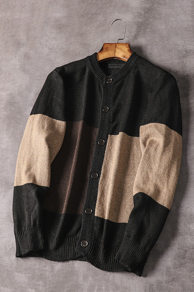 Kötött férfi kardigán gombokkal és kerek nyakkivágással