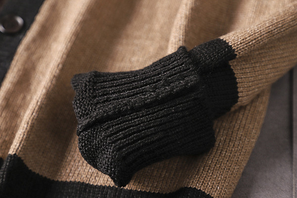 Kötött férfi kardigán gombokkal és kerek nyakkivágással