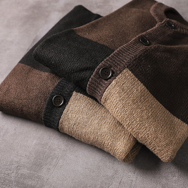 Kötött férfi kardigán gombokkal és kerek nyakkivágással