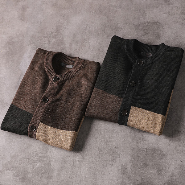 Kötött férfi kardigán gombokkal és kerek nyakkivágással