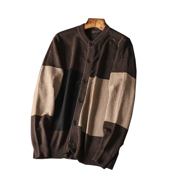 Kötött férfi kardigán gombokkal és kerek nyakkivágással