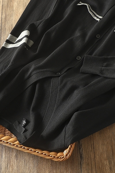 Fekete férfi mellény gombokkal és spitz nyakkivágással