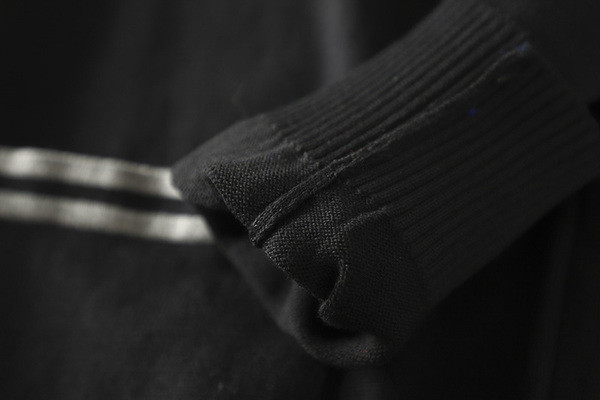 Fekete férfi mellény gombokkal és spitz nyakkivágással