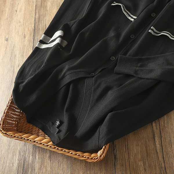 Fekete férfi mellény gombokkal és spitz nyakkivágással