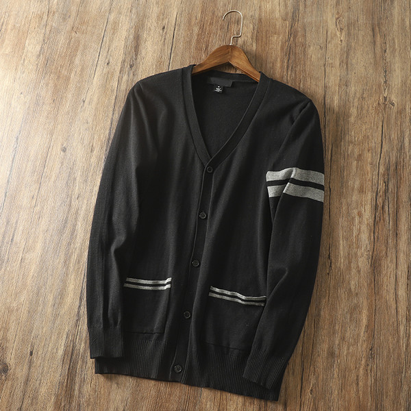 Fekete férfi mellény gombokkal és spitz nyakkivágással