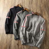 Férfi kötött mellény gombokkal és zsebbel