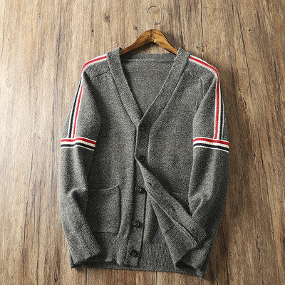 Férfi kötött mellény gombokkal és zsebbel