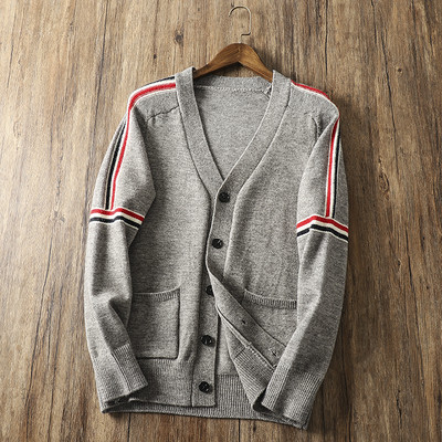 Férfi kötött mellény gombokkal és zsebbel