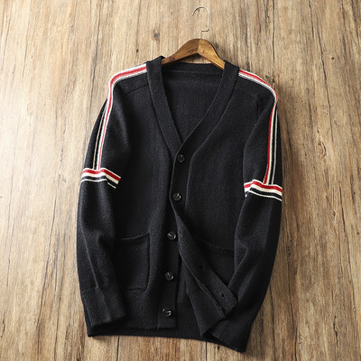 Férfi kötött mellény gombokkal és zsebbel