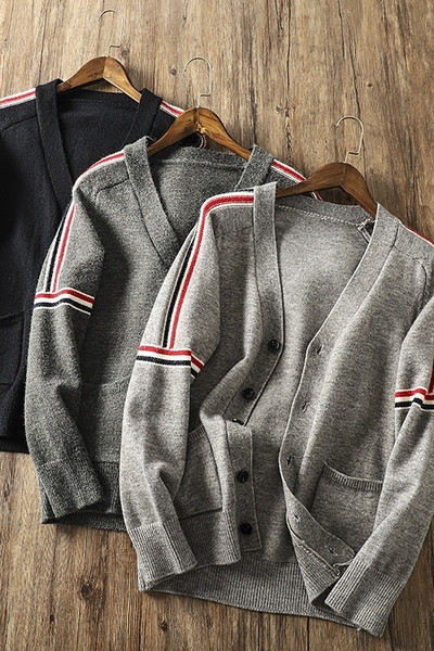 Férfi kötött mellény gombokkal és zsebbel