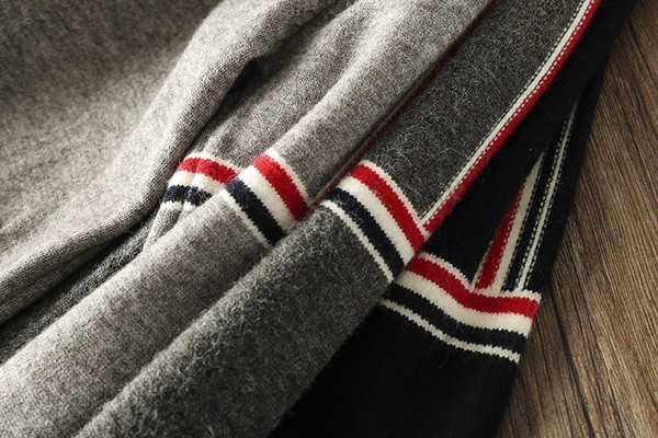 Férfi kötött mellény gombokkal és zsebbel