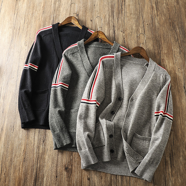 Férfi kötött mellény gombokkal és zsebbel