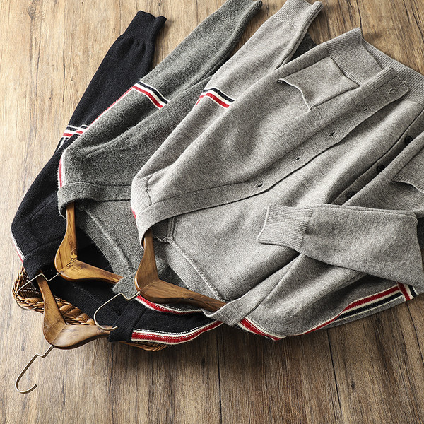 Férfi kötött mellény gombokkal és zsebbel