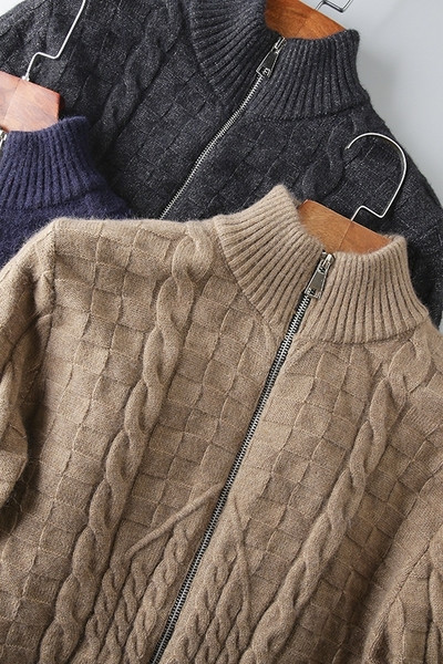 Ανδρική καθημερινή μοντέρνα χειμερινή ζακέτα με φερμουάρ και χαμηλό γιακά