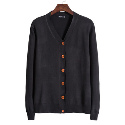 Vékony kötésből készült, hétköznapi férfi kardigán V-nyakkal és gombokkal