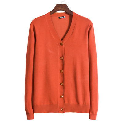 Vékony kötésből készült, hétköznapi férfi kardigán V-nyakkal és gombokkal