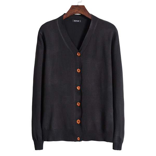 Vékony kötésből készült, hétköznapi férfi kardigán V-nyakkal és gombokkal