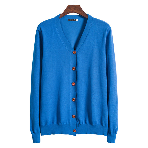 Vékony kötésből készült, hétköznapi férfi kardigán V-nyakkal és gombokkal