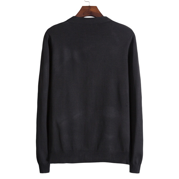 Vékony kötésből készült, hétköznapi férfi kardigán V-nyakkal és gombokkal