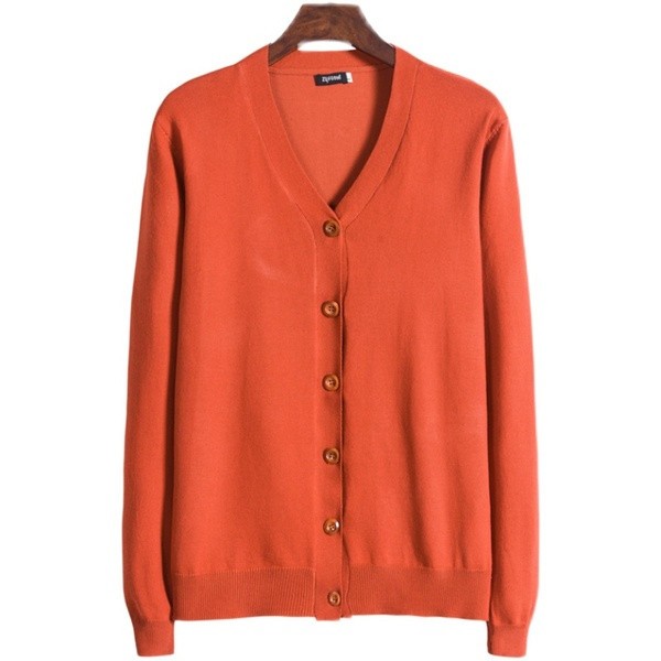 Vékony kötésből készült, hétköznapi férfi kardigán V-nyakkal és gombokkal