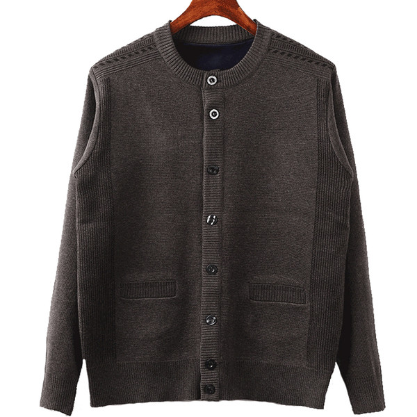 Kötött férfi kardigán kerek nyakkivágással és gombokkal