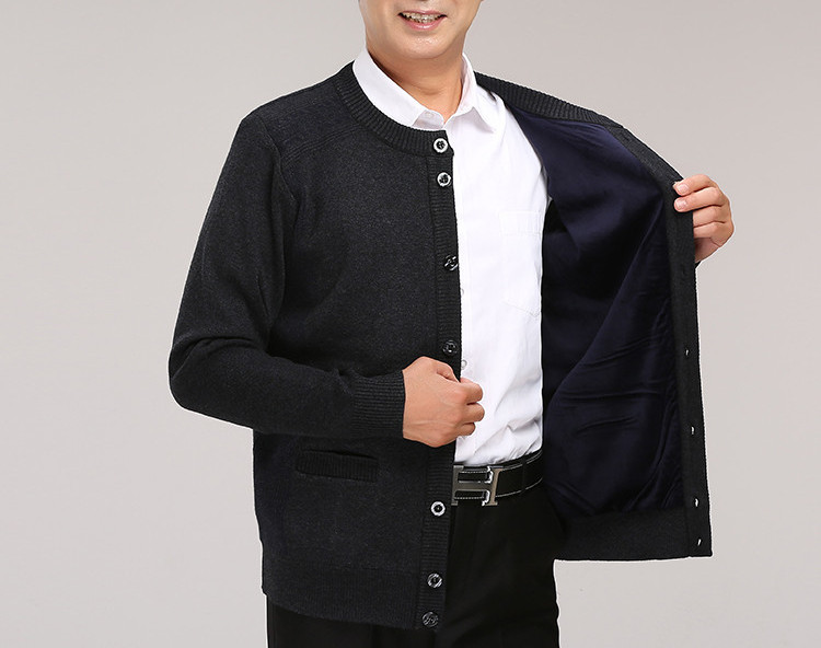 Kötött férfi kardigán kerek nyakkivágással és gombokkal