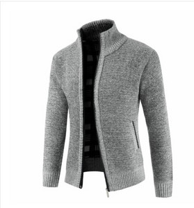 Férfi téli mellény cipzárral és póló magas gallérral