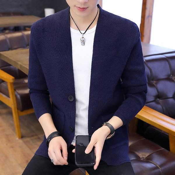 Paprastas vyriškas megztinis su sagomis ir kišenėmis