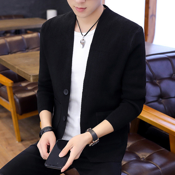 Paprastas vyriškas megztinis su sagomis ir kišenėmis