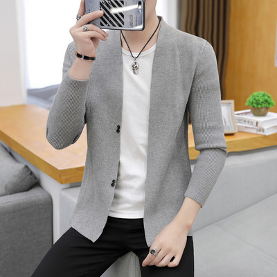 Férfi mellény gombokkal és spitz nyakkivágással