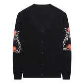 Vékony kötésből készült férfi kardigán hímzéssel