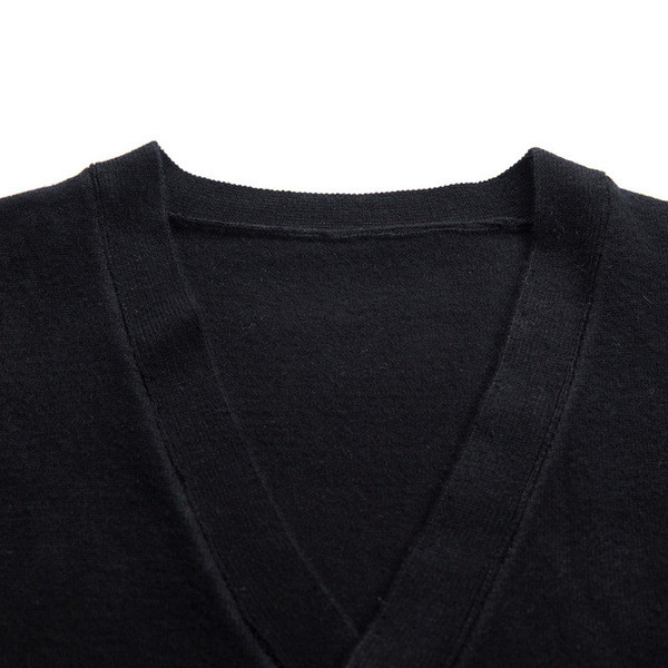 Vékony kötésből készült férfi kardigán hímzéssel