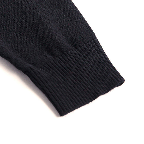 Vékony kötésből készült férfi kardigán hímzéssel