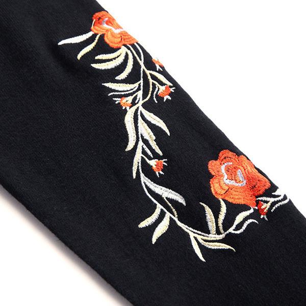 Vékony kötésből készült férfi kardigán hímzéssel