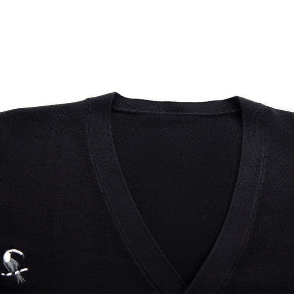 Vékony kötésből készült férfi kardigán hímzéssel - különböző modellek