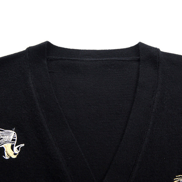 Kötött férfi kardigán hímzéssel és gombokkal