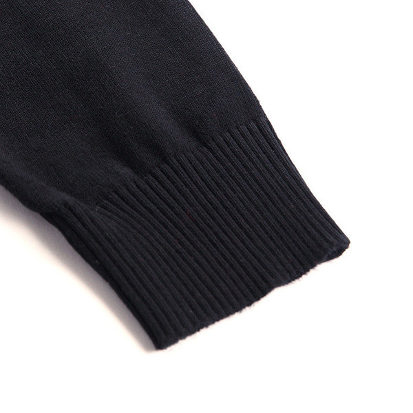 Kötött férfi kardigán hímzéssel és gombokkal