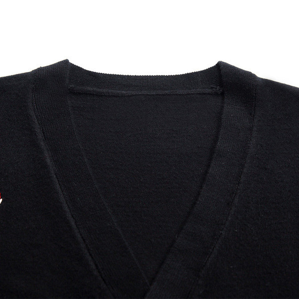 Vékony férfi kardigán gombokkal és hímzéssel