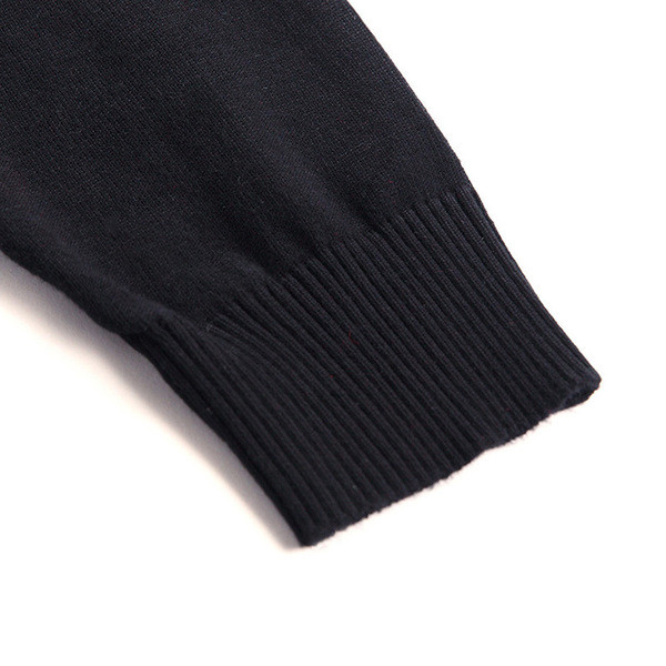 Vékony férfi kardigán gombokkal és hímzéssel