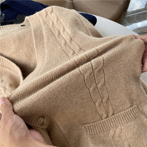 Ležeran muški pleteni kardigan s džepovima i gumbima