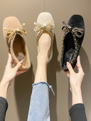 Modern női cipő puha borítással és fémlánccal