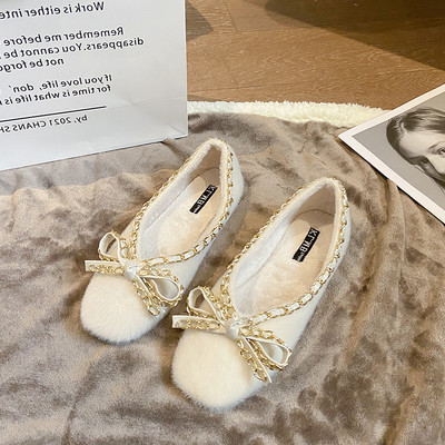 Modern női cipő puha borítással és fémlánccal