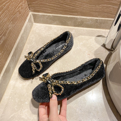 Modern női cipő puha borítással és fémlánccal