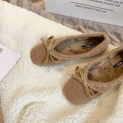 Modern női cipő puha borítással és fémlánccal